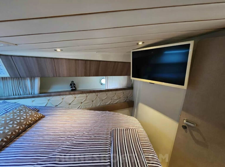 7452ferretti43_09