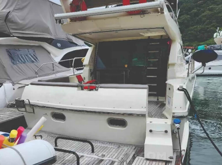 7452ferretti43_16